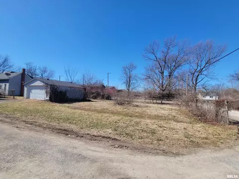 Exterior - 905 W Monroe St, Herrin, IL 62948 photo 1 of 2