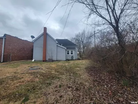 Exterior - 905 W Monroe St, Herrin, IL 62948 photo 2 of 2