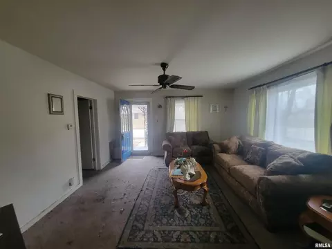 Living - 905 W Monroe St, Herrin, IL 62948 photo 2 of 2