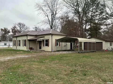 103 E 11th St, Belle Rive, IL 62810