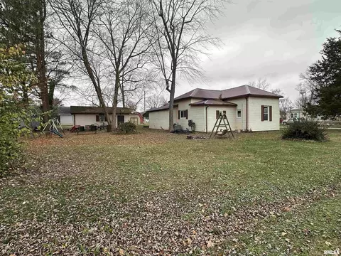 Exterior - 103 E 11th St, Belle Rive, IL 62810 photo 3 of 9