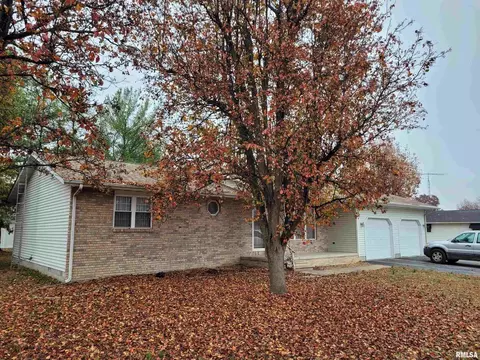 469 E Main St, Radom, IL 62876
