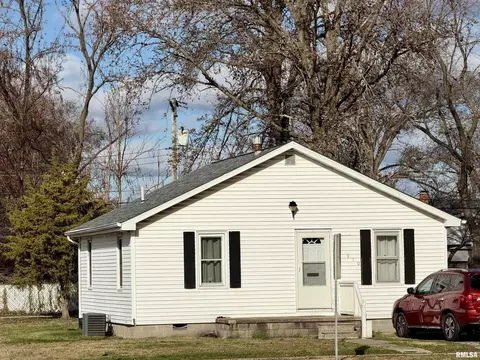 910 E Mccord St, Centralia, IL 62801