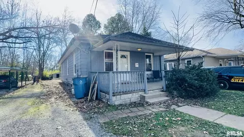 720 E Taylor St, Benton, IL 62812