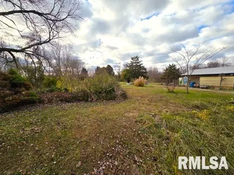 155 E 4th St, Bonnie, IL 62816