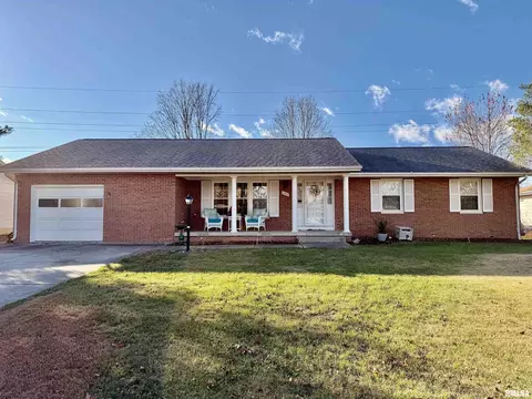 540 Meadowbrook Ln, Centralia, IL 62801