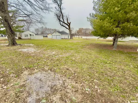 901 E 3rd St, Flora, IL 62839