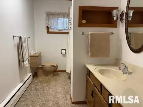 Bath - 5267 Old North Rd, Christopher, IL 62822 photo 1 of 2