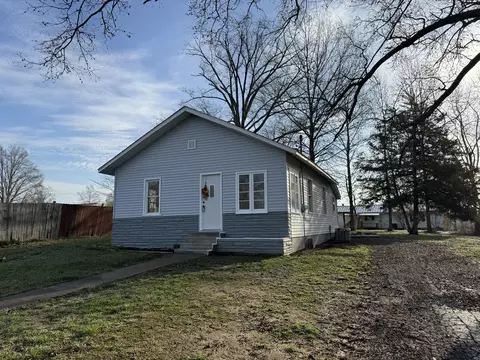 618 S Mcleansboro St, Benton, IL 62812