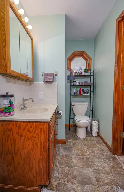 Bath - 4786 Keller Rd, Iuka, IL 62849 photo 2 of 4