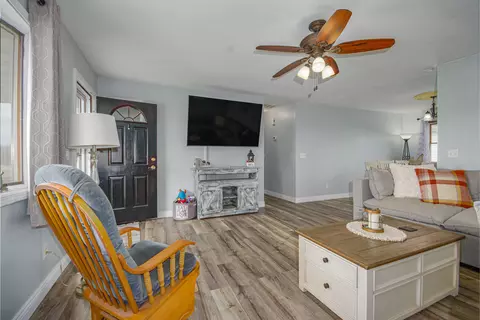 Living - 4786 Keller Rd, Iuka, IL 62849 photo 2 of 2