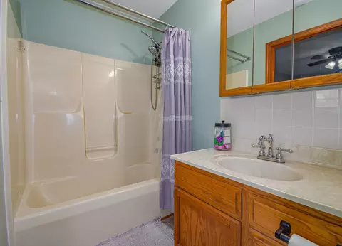 Bath - 4786 Keller Rd, Iuka, IL 62849 photo 3 of 4