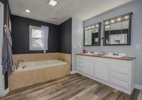 Bath - 4786 Keller Rd, Iuka, IL 62849 photo 1 of 4