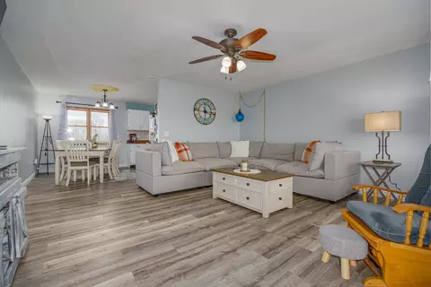 Living - 4786 Keller Rd, Iuka, IL 62849 photo 1 of 2