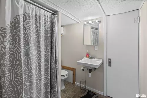Bath - 7302 Hoffman Rd, Centralia, IL 62801 photo 2 of 2