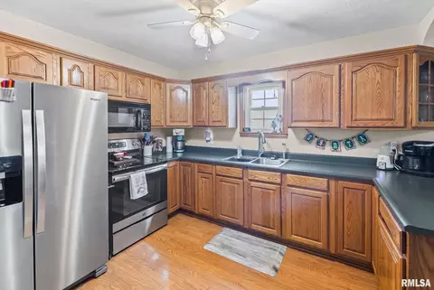 Kitchen - 7302 Hoffman Rd, Centralia, IL 62801 photo 2 of 4