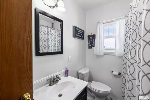 Bath - 7302 Hoffman Rd, Centralia, IL 62801 photo 1 of 2