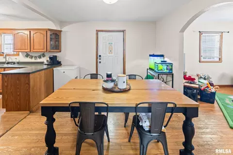 Dining - 7302 Hoffman Rd, Centralia, IL 62801 photo 1 of 1