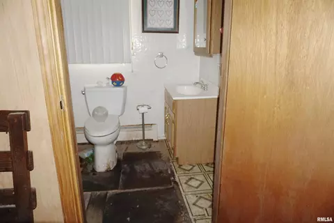Bath - 205 9th St, Colp, IL 62921 photo 1 of 3