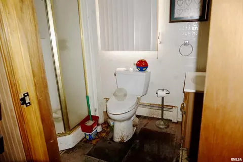 Bath - 205 9th St, Colp, IL 62921 photo 2 of 3