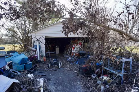 Exterior - 205 9th St, Colp, IL 62921 photo 2 of 3