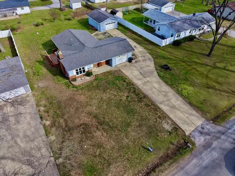 274 Oaktree Ave, Salem, IL 62881