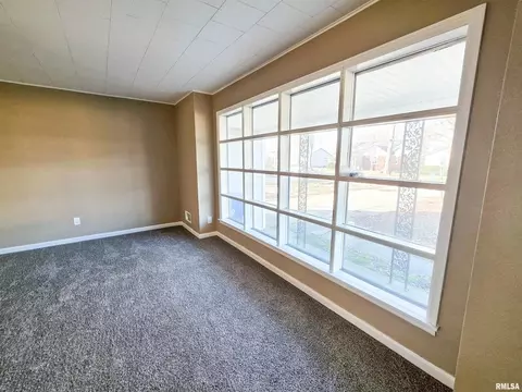 Living - 110 Hickory St, Flora, IL 62839 photo 5 of 6
