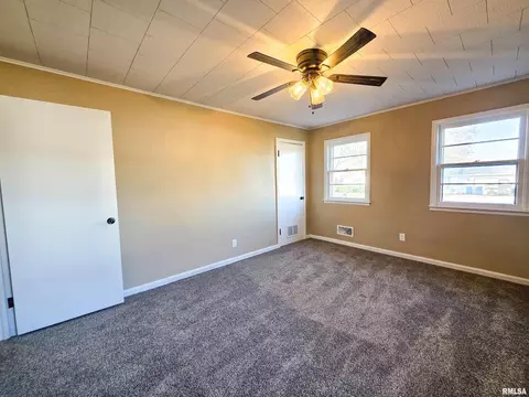 Bedroom - 110 Hickory St, Flora, IL 62839 photo 2 of 8