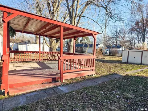 Exterior - 110 Hickory St, Flora, IL 62839 photo 5 of 13