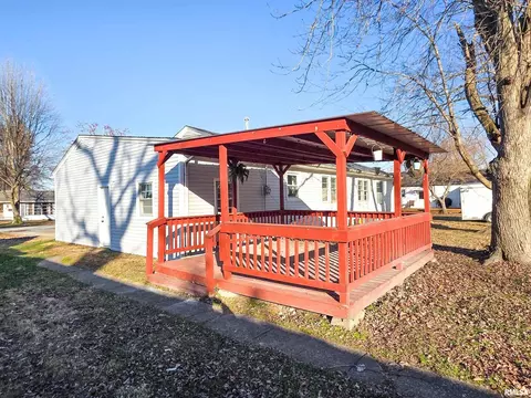 Exterior - 110 Hickory St, Flora, IL 62839 photo 6 of 13