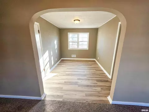 Living - 110 Hickory St, Flora, IL 62839 photo 2 of 6