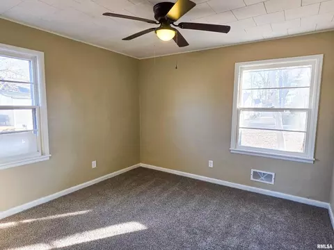 Bedroom - 110 Hickory St, Flora, IL 62839 photo 6 of 8
