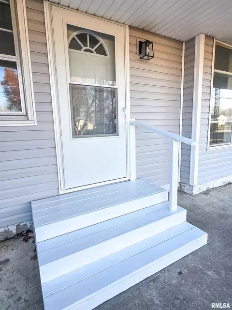 Exterior - 110 Hickory St, Flora, IL 62839 photo 2 of 13
