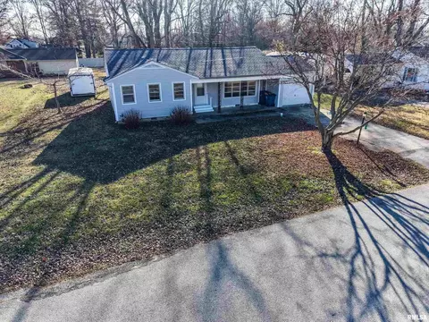 110 Hickory St, Flora, IL 62839