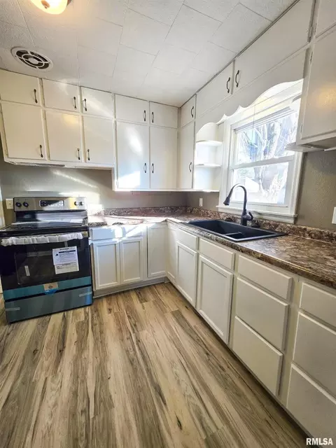 Kitchen - 110 Hickory St, Flora, IL 62839 photo 3 of 7