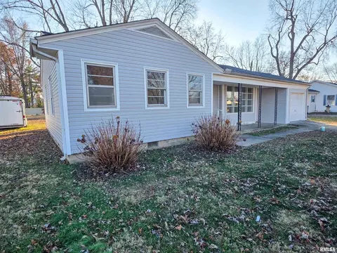 Exterior - 110 Hickory St, Flora, IL 62839 photo 11 of 13