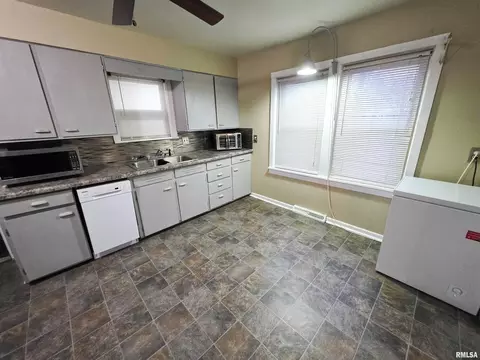 Kitchen - 1037 E 3rd St, Flora, IL 62839 photo 3 of 9