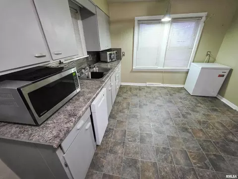 Kitchen - 1037 E 3rd St, Flora, IL 62839 photo 8 of 9
