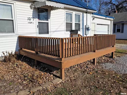 Exterior - 1037 E 3rd St, Flora, IL 62839 photo 3 of 5