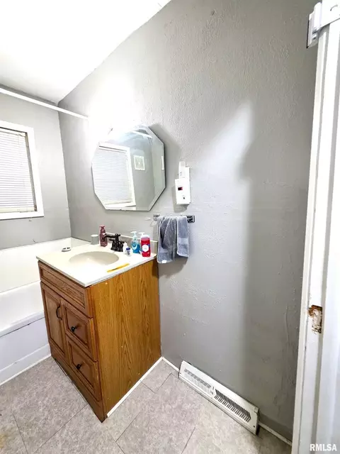 Bath - 1037 E 3rd St, Flora, IL 62839 photo 3 of 4