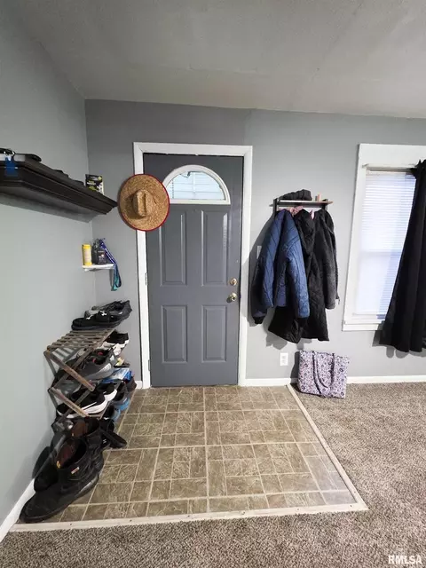 Entry Way - 1037 E 3rd St, Flora, IL 62839 photo 3 of 4