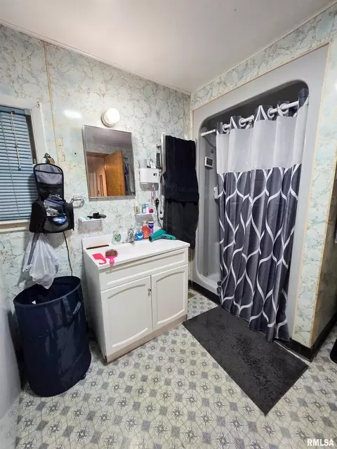 Bath - 1037 E 3rd St, Flora, IL 62839 photo 1 of 4