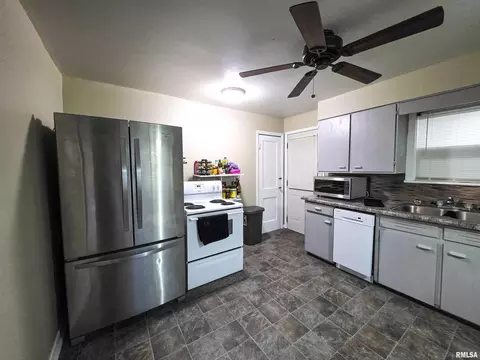 Kitchen - 1037 E 3rd St, Flora, IL 62839 photo 4 of 9