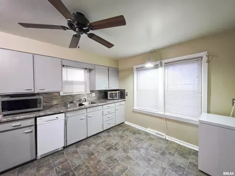 Kitchen - 1037 E 3rd St, Flora, IL 62839 photo 9 of 9