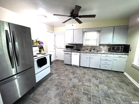 Kitchen - 1037 E 3rd St, Flora, IL 62839 photo 2 of 9