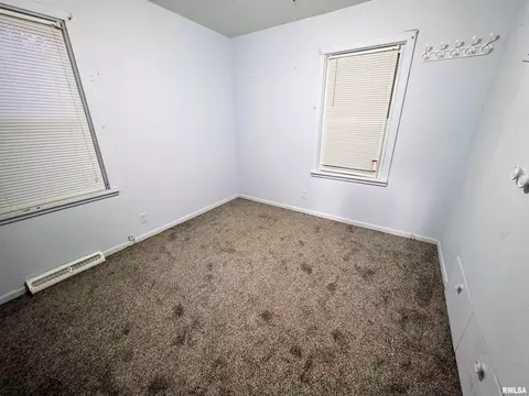 Bedroom - 1037 E 3rd St, Flora, IL 62839 photo 4 of 5