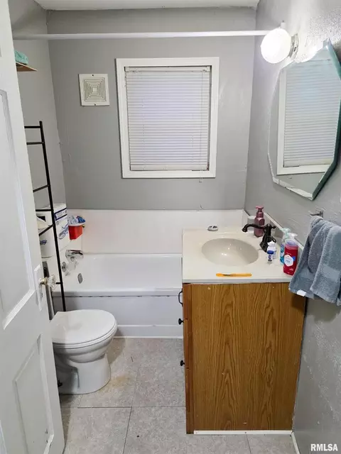 Bath - 1037 E 3rd St, Flora, IL 62839 photo 4 of 4
