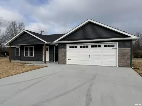 102 Townhouse Dr, Cambria, IL 62915