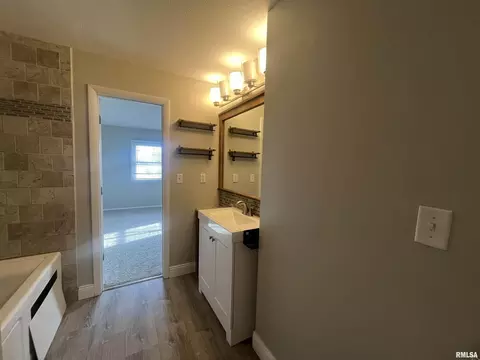Bath - 314 E 8th St, Metropolis, IL 62960 photo 2 of 5