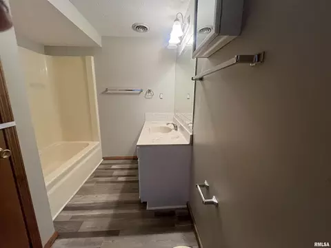 Bath - 314 E 8th St, Metropolis, IL 62960 photo 3 of 5
